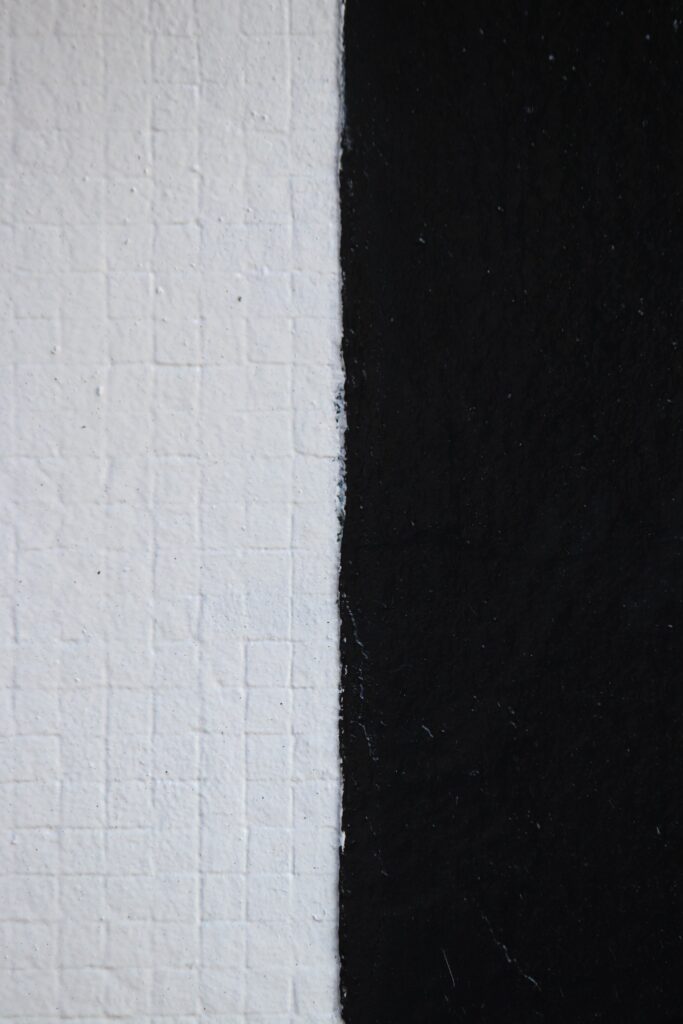 Pared pintada de negro en un ambiente elegante.