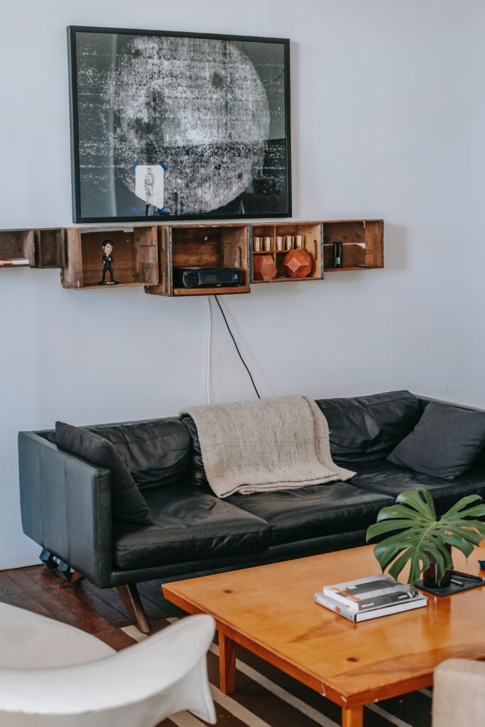 Sala de estar hogareña decorada en tonos negros y elegantes